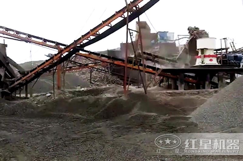 移動(dòng)圓錐式破碎機(jī)現(xiàn)場 移動(dòng)圓錐式破碎機(jī)現(xiàn)場